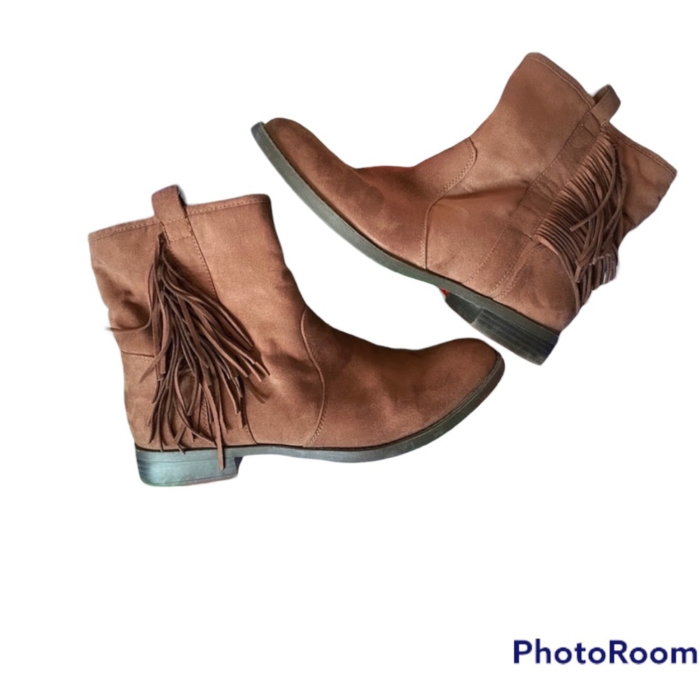 Cute fringed booties in brown suede.
